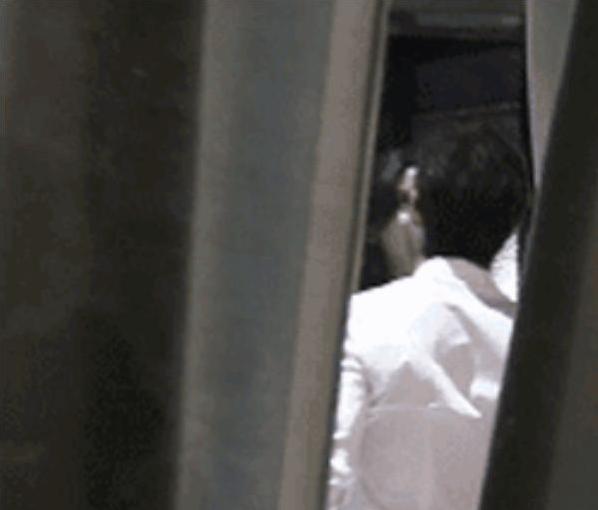 李治廷女友:李治廷与混血女友罕同框，深情对望好甜蜜，女方浓妆艳抹身形曼妙