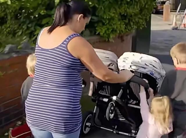 英国女子45岁生娃21个，怀孕就生下来，家里像幼儿园