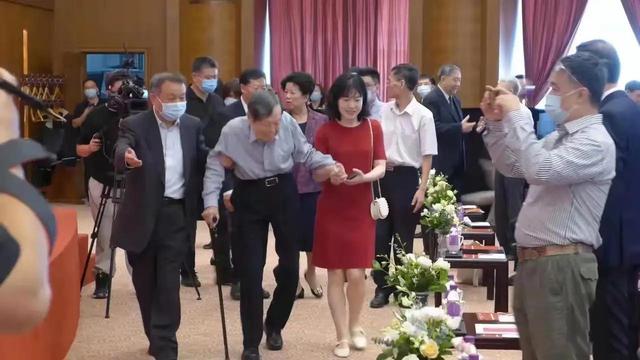 杨振宁百岁华诞，被妻子搀扶出镜，细节透露他很依赖翁帆