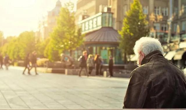 退休老人“新型压力”来了？中了之后，没有幸福可言...