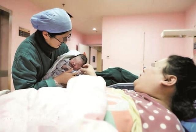 有孕妇和产妇在的地方，能观察到“人性”的差距？真实又无奈