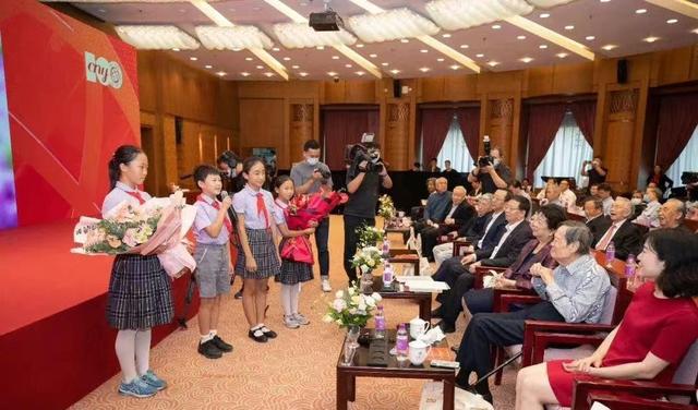 杨振宁100岁生日，45岁翁帆一袭红裙笑颜如花，18年婚姻证明爱情