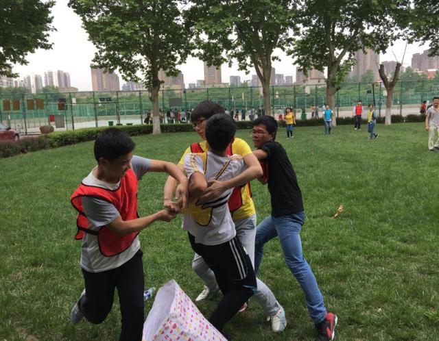 学生沉迷游戏，家长要尝试了解他的想法，用游戏里的方法教育孩子