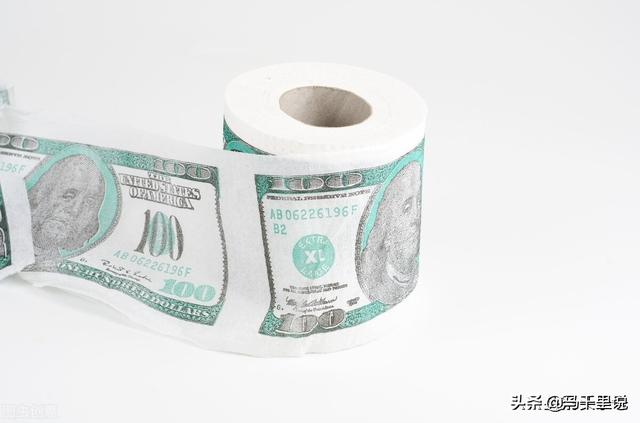 美债逼近上限，美媒呼吁中国出手相救，中国救与不救？两种方案