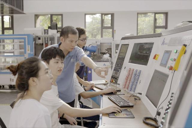 这所大学的校友何以占据新能源汽车界“半壁江山”