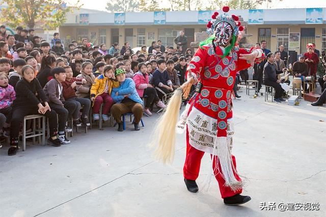 殷郊采药变出三头六臂，逆天的角色惨遭犁耕锄死