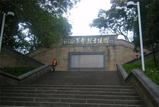 女子携重病老人来到中南海，指名找国务院副总理，邓子恢是我父亲