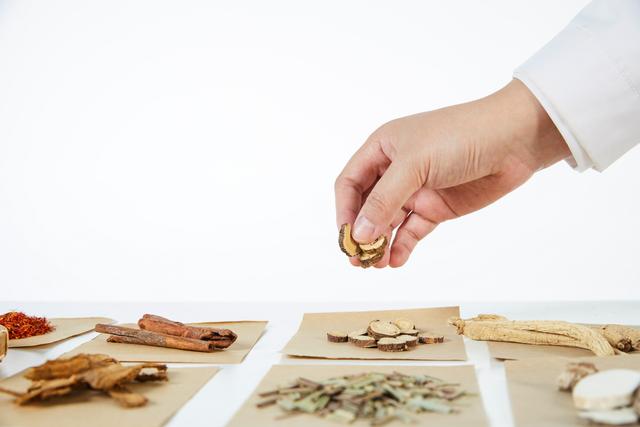 肚子胀，便秘、恶心，这是湿浊中阻，中医教你一招轻松解决