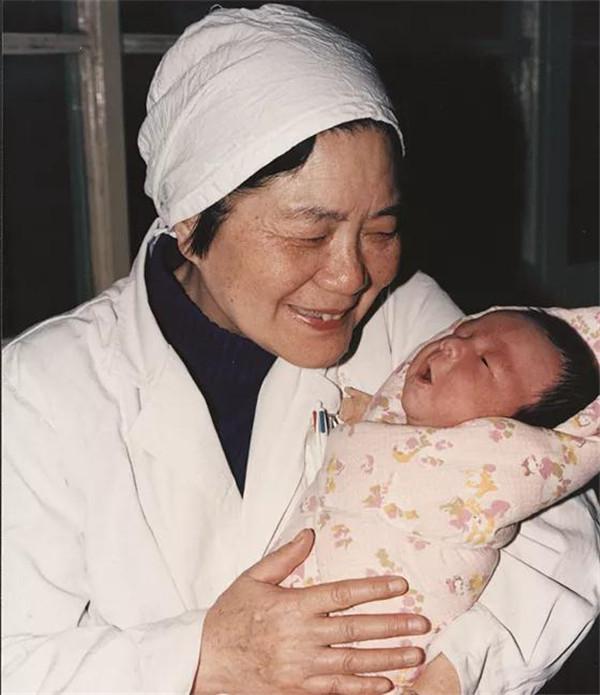 中国大陆首例试管婴儿，当妈妈了！