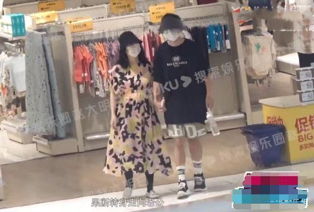 谢娜一家四口逛街！她穿衣臃肿似阿姨，双胞胎女儿正脸都太像张杰