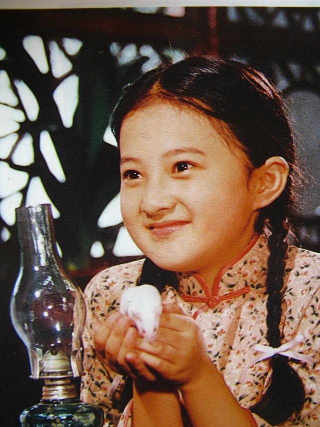 青青河边草的小女孩叫什么名字(青青河边草里面的小女孩是谁)