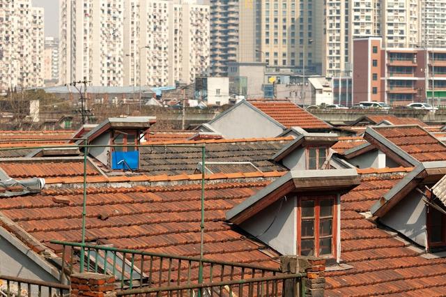 200万的房子，月租2500；换成钱存银行每月利息5000，哪个划算？