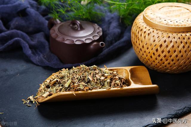 嘴里总是很臭，弱小无力，热邪太严重！此时清热还不够，还要祛湿