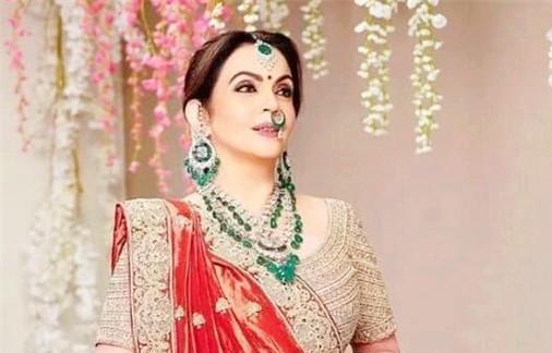 妮塔·安巴尼那么,这位首富夫人如此挥霍无度,她的丈夫穆科什为何置之