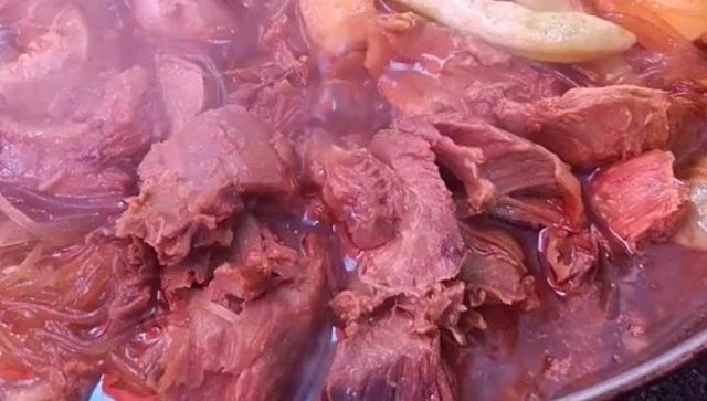 热门小吃项目推荐 这家驴肉火烧肉多的 老板恨不能塞一头驴进去 太阳信息网