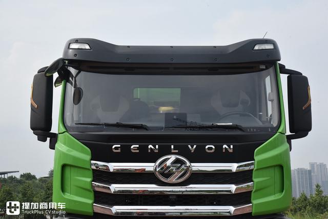 拉砂石料自卸车