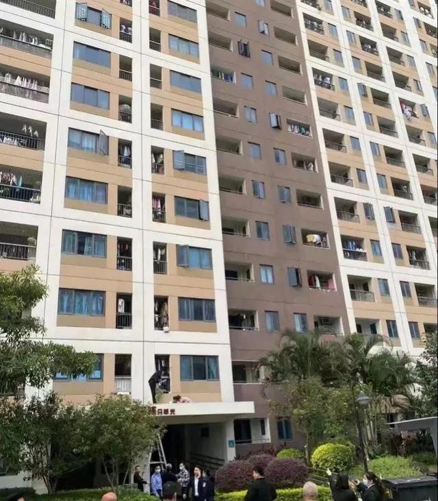 痛心！深圳2岁男童11楼坠楼死亡，让家长们顿悟什么？