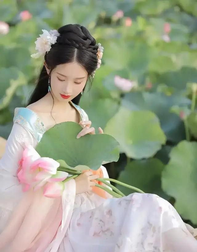 蓮葉何田田 古裝美人與蓮花的浪漫邂逅 Kks資訊網