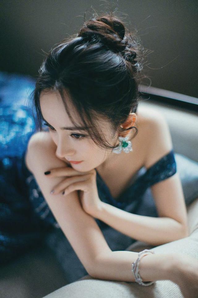 杨幂暗夜星空裙(杨幂暗夜星空裙造型)