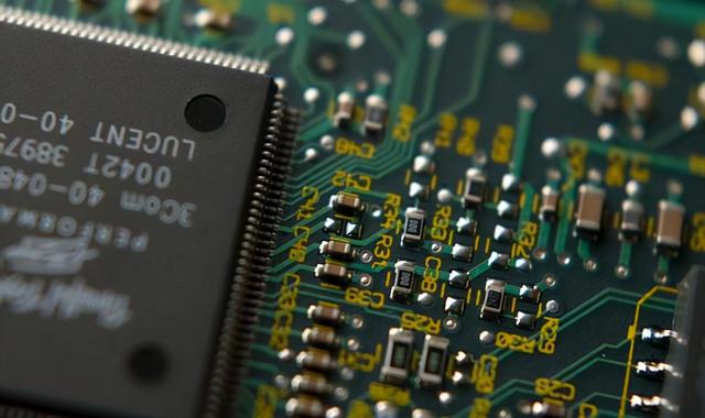 国产芯片又一“黑马”，历时9年打破垄断，耗资2亿攻坚半导体材料