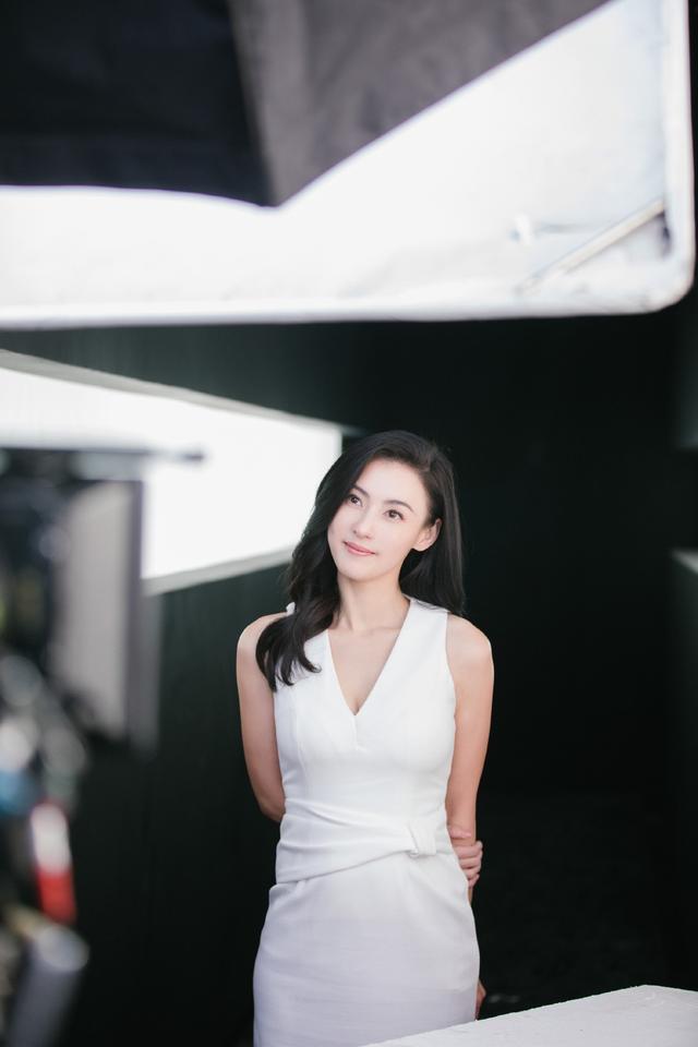 张柏芝健身豪宅抢镜，镜子曝光神秘男子全貌，身材壮硕疑似男友