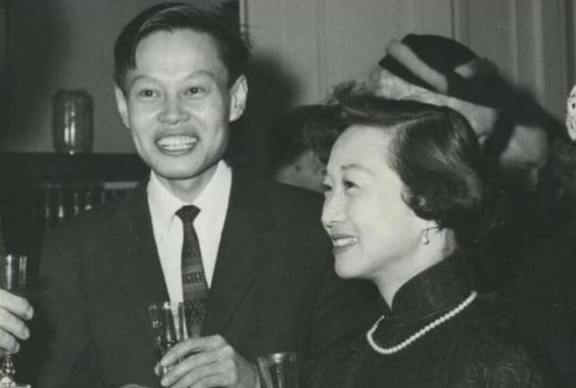 杨振宁100岁生日，45岁翁帆一袭红裙笑颜如花，18年婚姻证明爱情
