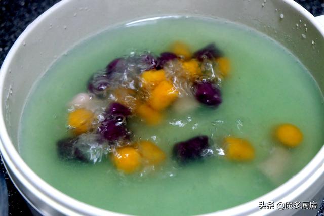 女儿要吃冰粉，妈妈第一次动手做，没想到这么简单，太好吃了