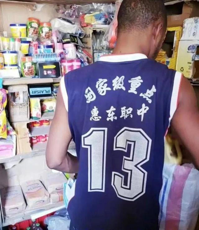 你拿着AK47的外卖小哥和非洲校友