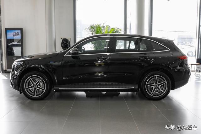 奔驰家的纯电中型SUV，跑高速跑城市都轻松省钱，到店实拍奔驰EQC