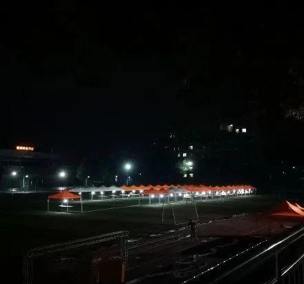 重庆一高校紧急封闭校园！校车全部停运