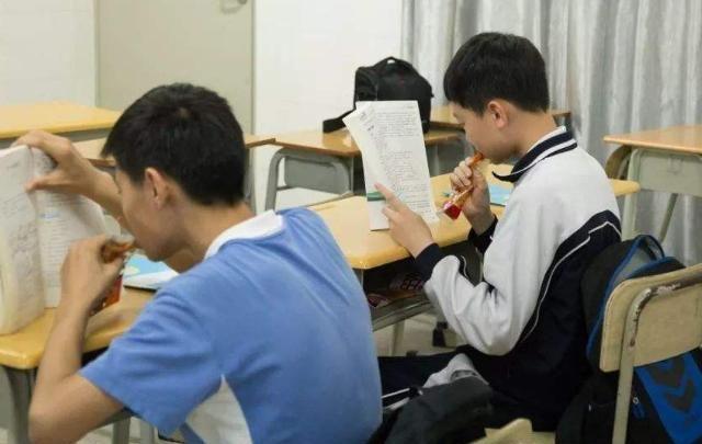 河南一学生上课吃零食被忽视 父母大闹学校 网友 家长哪来的脸 太阳信息网