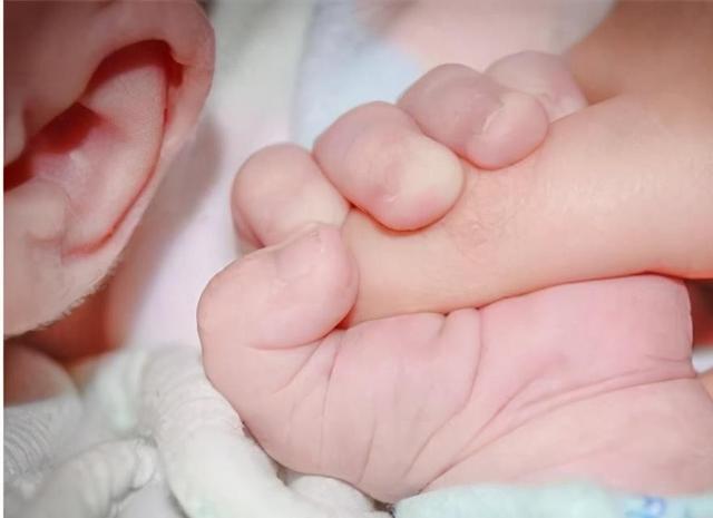 宝宝有8种反射，出生6个月内逐渐消失，若缺乏可能是“脑损伤”