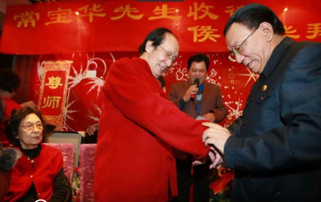 常宝华的徒弟:常宝华的葬礼上，牛群缺席侯耀华带头鼓掌，这对师兄弟有何恩怨？