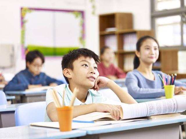 小学生的请假条花样百出 请假理由很真实 老师看完表示不敢不批 太阳信息网