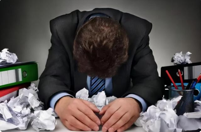 有了白发先别着急染发，多吃这5种食物，或许能改善