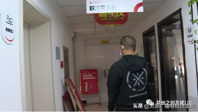 天鹅到家：育儿嫂带娃方式引争议 顾客上门维权困难重重