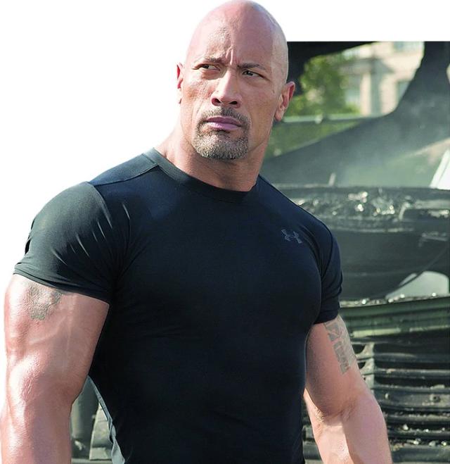 49岁巨石强森街头被拍,穿背心肌肉壮实光头抢镜,手臂青筋暴起_健康