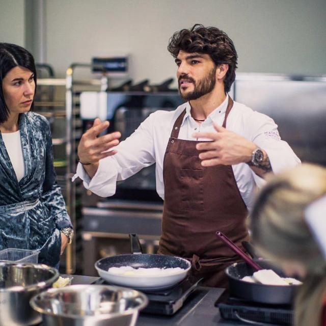 烘培师一个月大概多少钱（烘焙师工资收入怎么样）