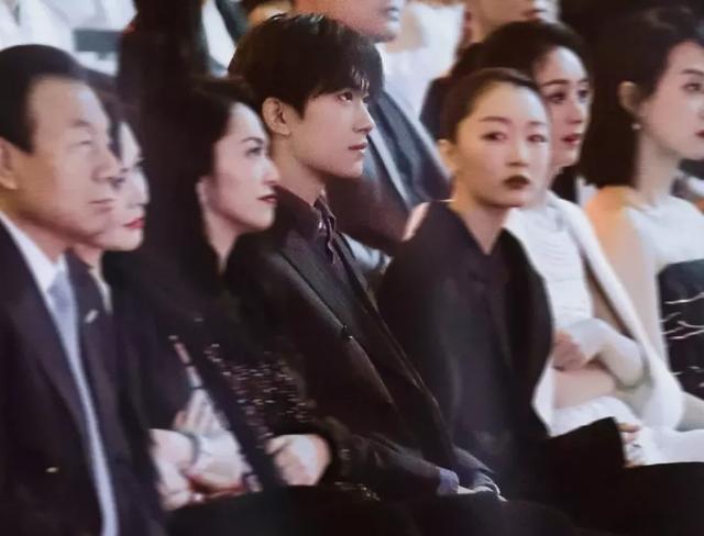 周冬雨哪个经纪公司(周冬雨现在的经纪公司)