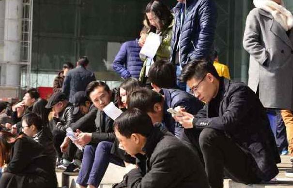 新型“啃老族”出现，父母还被“蒙在鼓里”，反而觉得孩子很上进