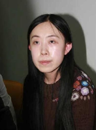 14年过去了，那个为追星逼父跳海的杨丽娟，如今过得怎样？