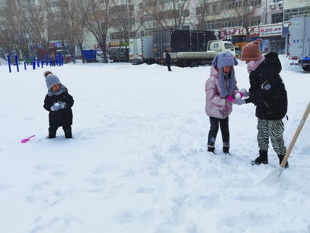 暴雪后，玩雪工具热销