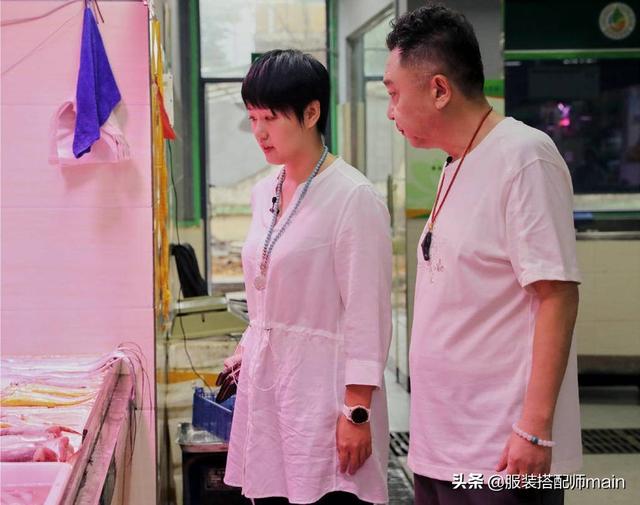 于谦的媳妇:于谦妻子已年过四十，却凭借高颜值和好气质，把基础款穿出高级感