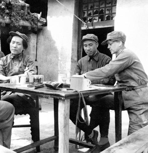 40年代，给毛主席送老虎肉的耿飚，后来怎么样了？