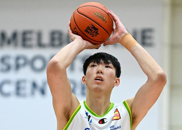 周琦10分9板2帽惨遭1秒神仙球绝杀!最后时刻吃t,被1米9后卫隔扣