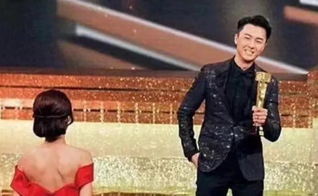 丈夫公开和绯闻女演员走红毯，全网劝离的这位女明星，为什么不离