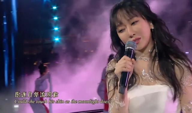 中秋晚会：周深背影好绝，撒贝宁唱歌憋笑，刘诗诗对不起这身衣服