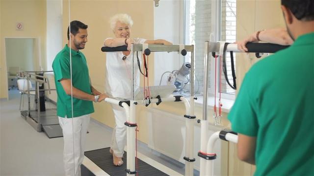老人摔一跤就骨折？提醒：老人多补充2种营养，或降低33%骨折风险