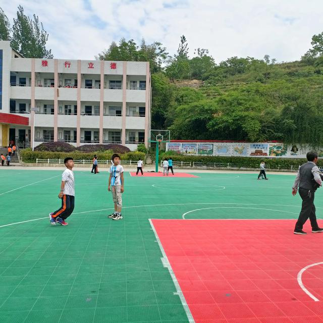 英山县石头咀镇中心小学开展活力大课间 精彩在校园活动