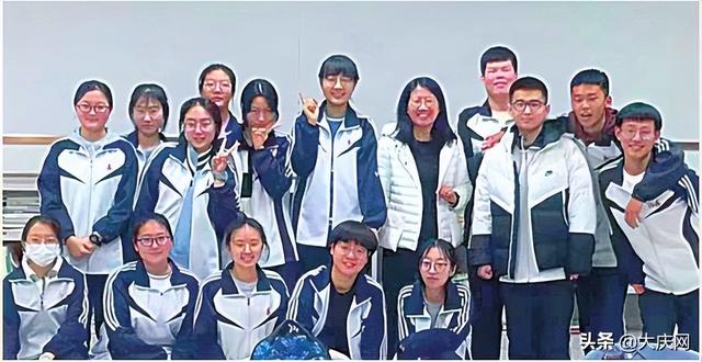 120个学生的“妈妈”推着椅子去上课